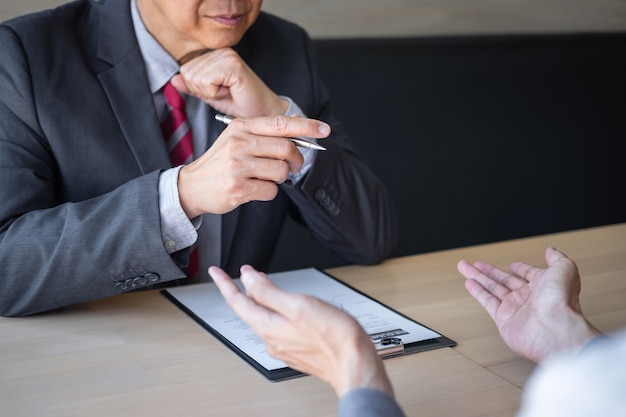 Datore di lavoro che arriva per un colloquio di lavoro, uomo d'affari ascolta le risposte del candidato che spiegano il suo profilo e colloquio lavoro da sogno, manager seduto al lavoro intervista che parla in ufficio Foto Premium