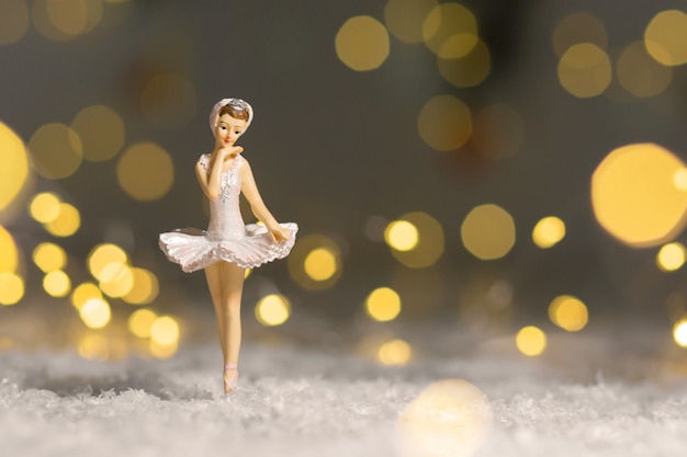Decorazioni Natalizie Ballerine.Decorazione Per L Albero Di Natale Una Piccola Statuetta Di Una Ballerina In Tutu Bianco Foto Premium
