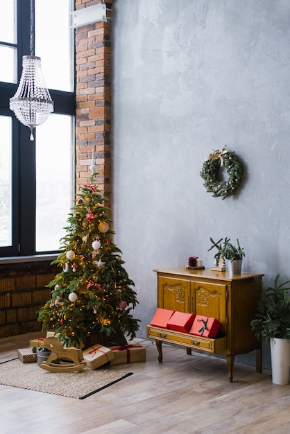 Decorazioni Natalizie Grandi.Decorazioni Natalizie In Stile Loft Con Grandi Finestre Albero Di Natale In Casa Foto Premium