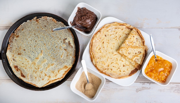 Deliziose frittelle con zucchero e marmellata di cioccolato Foto Premium