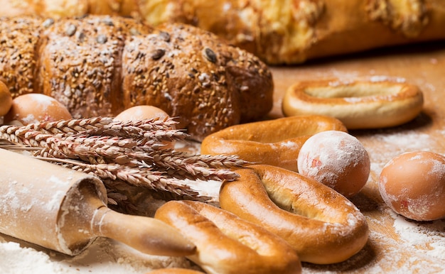 Deliziosi pane, bagel e uova sul tavolo Foto Gratuite