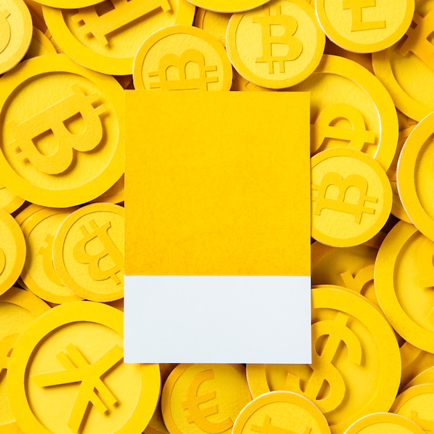 Disegna lo spazio su una pila di contanti bitcoin Foto Gratuite