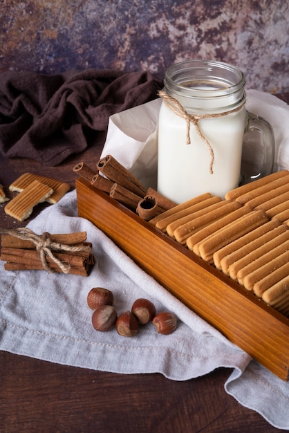 Disposizione dell'angolo alto con latte in un barattolo e biscotti Foto Gratuite