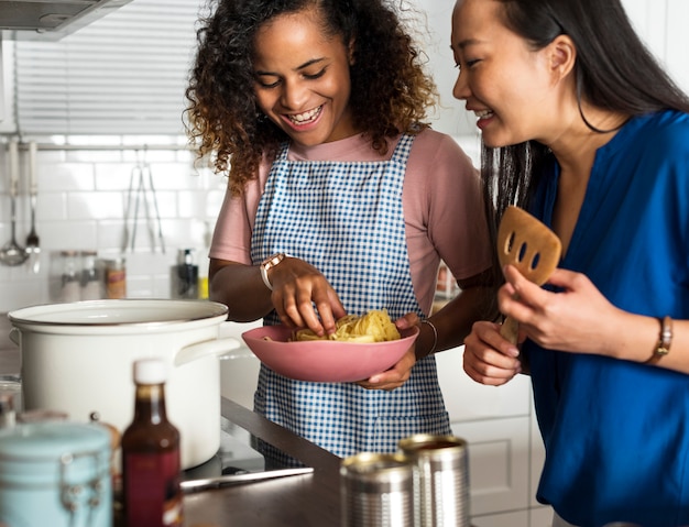 Diverse donne che cucinano insieme in cucina Foto Premium