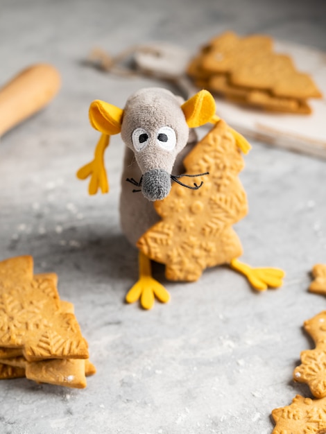 Biscotti Di Natale 2020.Foto Premium Divertente E Simpatico Ratto Giocattolo Simbolo Del 2020 Con Orecchie Gialle Che Ruba Il Biscotto Di Pan Di Zenzero A Forma Di Albero Di Natale Puo Essere Usato Come