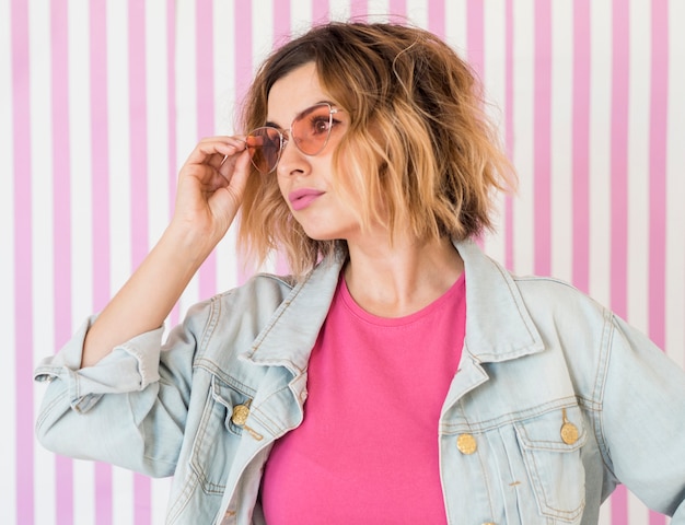 Donna alla moda che osserva via Foto Gratuite