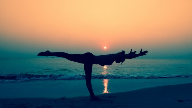 Donna Che Allunga Il Suo Corpo In Yoga Pone Al Tramonto