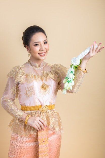 Donna che indossa un antico abito thailandese Foto Gratuite