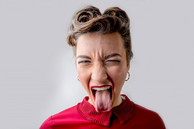 Donna che mostra la sua lingua Foto Premium