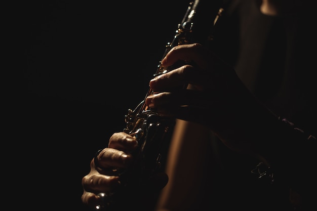 Donna che suona una chitarra a scuola di musica Foto Gratuite