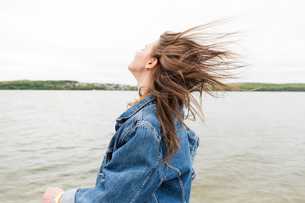 Donna con i capelli spazzati dal vento | Foto Gratis