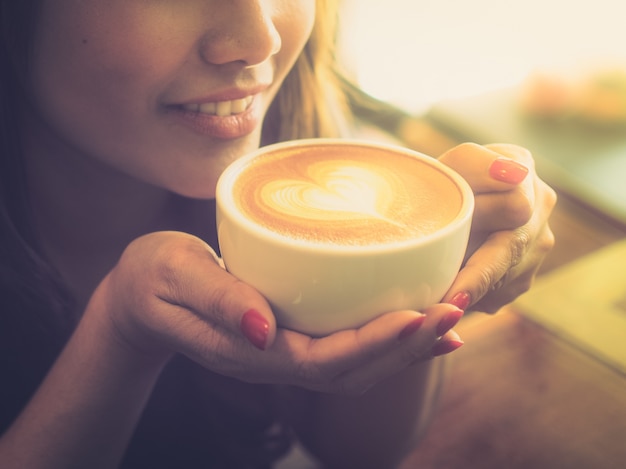 Donna Con Una Tazza Di Caffè Con Un Cuore Disegnato Nella