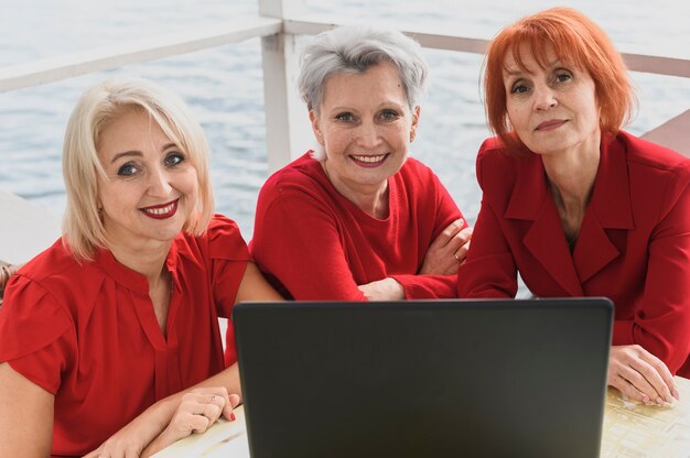 Donne Anziane Insieme A Un Computer Portatile Foto Gratis