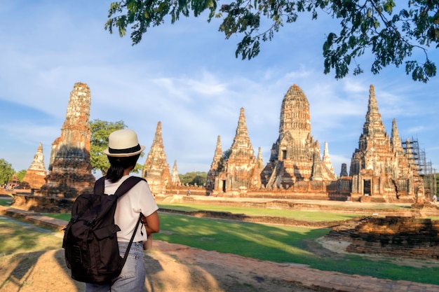 Donne asiatiche turistiche con il trasporto di uno zaino. informazioni sul tempio di ayutthaya al tempio di chaiwatthanaram. concetto di viaggio in relax. Foto Premium