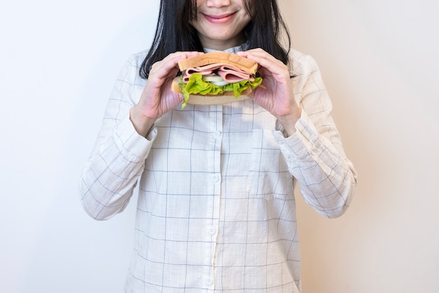 Donne che mangiano sandwich Foto Gratuite