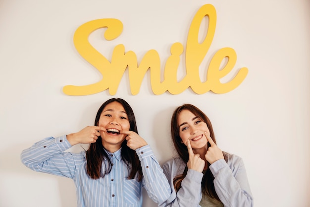Due Donne Che Mostrano I Sorrisi Foto Gratis