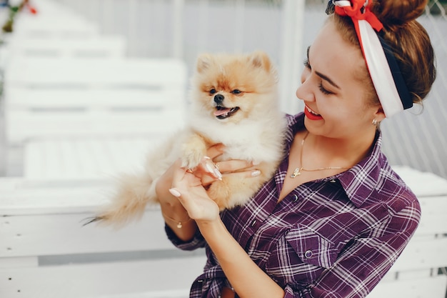 Elegante ragazza pin up con il cagnolino Foto Gratuite