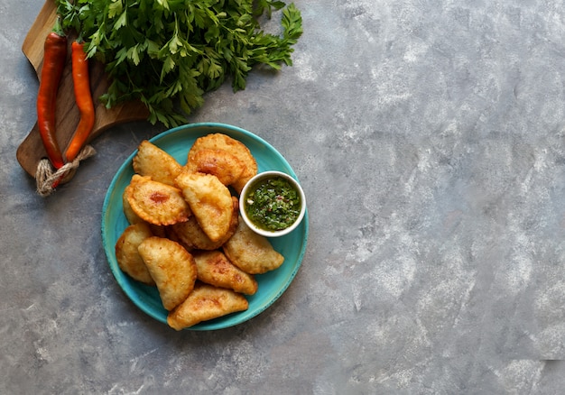 Empanadas fritte con salsa. vista dall'alto. Foto Premium