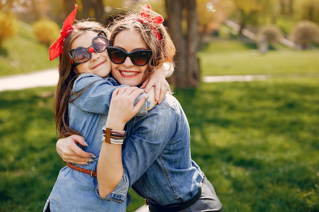 Famiglia carino ed elegante in un parco di primavera Foto Gratuite