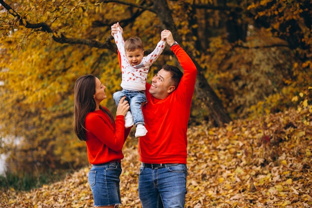 Famiglia con un figlio piccolo nel parco d'autunno Foto Gratuite