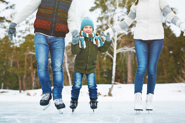 Famiglia felice sulla pista di pattinaggio Foto Gratuite