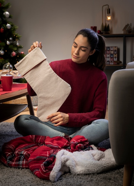 Babbo Natale Femmina Immagini.Femmina A Casa Preparando Calzini Giganti Per Babbo Natale A Lasciare Regali Foto Gratis