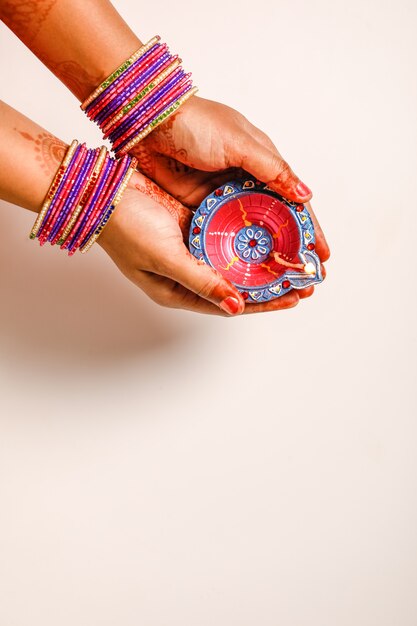Festival indiano diwali, lampada in mano Foto Premium