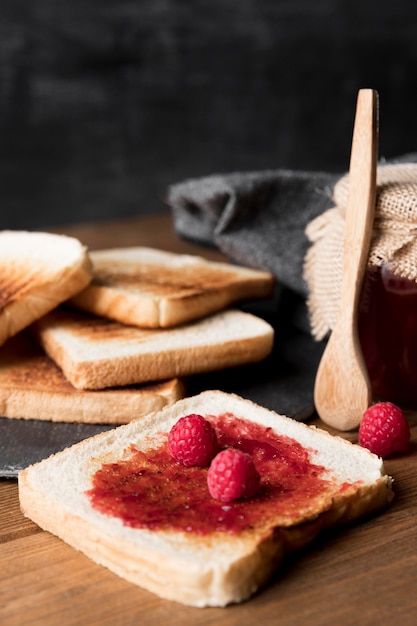 Fetta di pane con marmellata di lamponi e cucchiaio | Foto ...