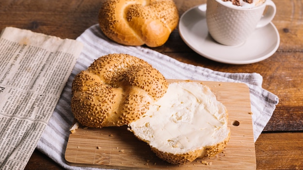 Fetta di pane spalmata con formaggio sul tavolo | Foto Gratis