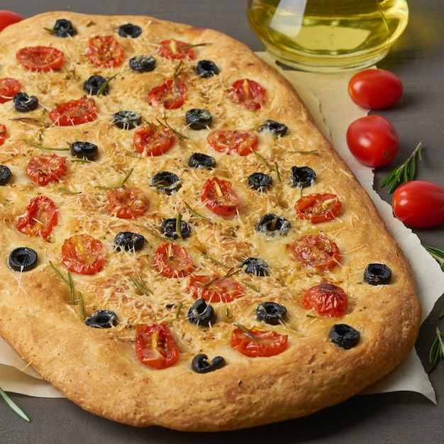 Focaccia, pizza, focaccia italiana con pomodori, olive e rosmarino sul ...