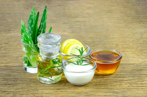 Foglie di aloe vera e olio essenziale per rimedi omeopatici. Foto Premium