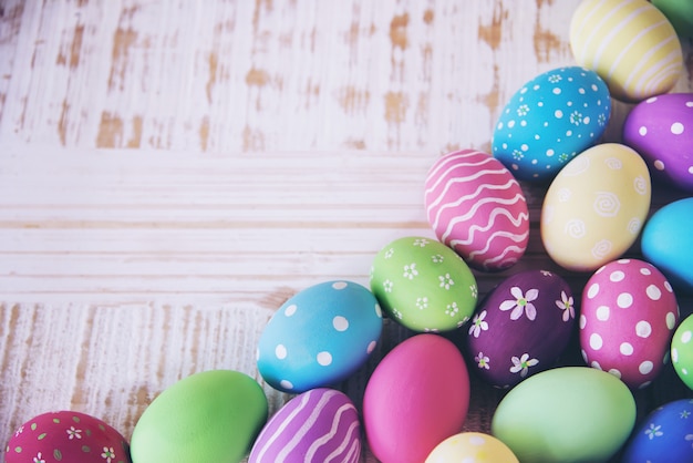Fondo variopinto dipinto delle uova di pasqua - concetto del fondo di celebrazione di festa di pasqua Foto Gratuite