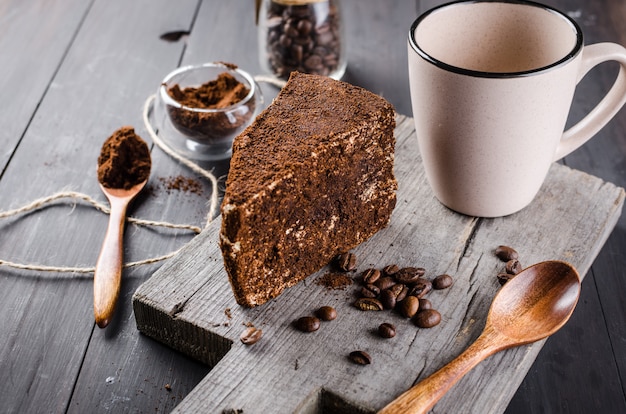 Formaggio nel caffè macinato e una tazza di cappuccino Foto Premium