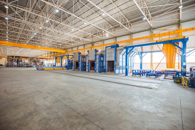 Forni metallici all'interno di una grande fabbrica con attrezzature pesanti. Foto Gratuite