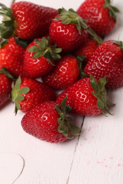 Fragola fresca su una tavola bianca Foto Gratuite