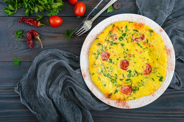 Frittata. frittata italiana con formaggio, verdure e ...