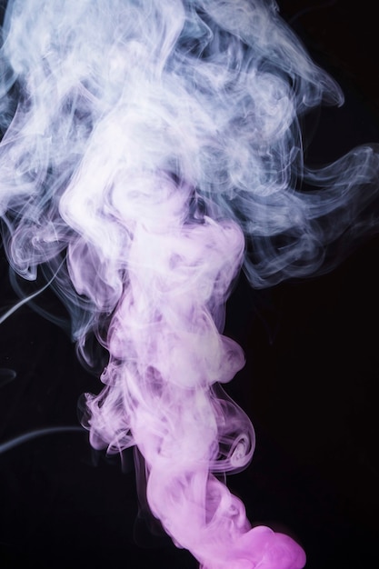 Fumi Di Fumo Bianco E Rosa Su Sfondo Nero Foto Gratis