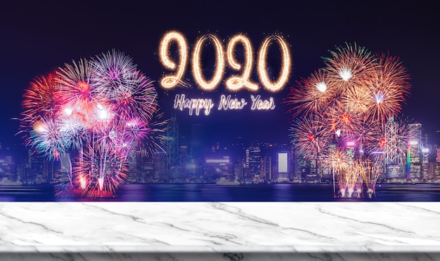 Fuochi d'artificio del buon anno 2020 (rendering 3d) sul paesaggio urbano di notte con tavolo in marmo bianco vuoto Foto Premium