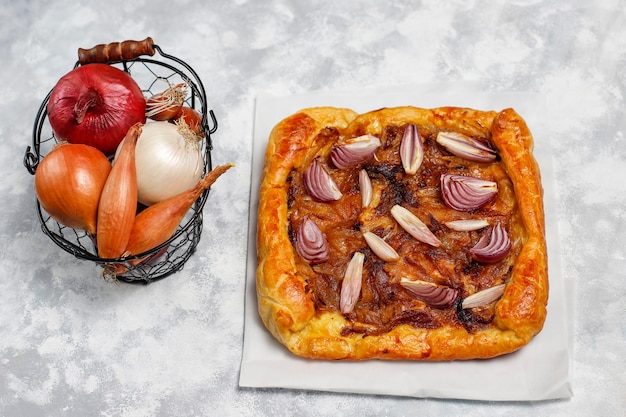 Galette torta di cipolle alla francese con pasta sfoglia e ...