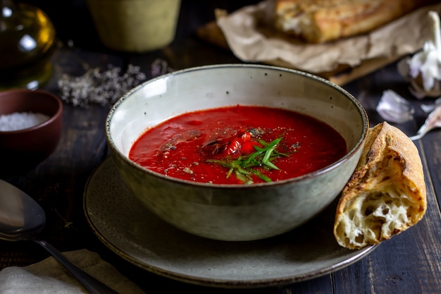 Gazpacho spagnolo della minestra del pomodoro su un fondo di legno Foto Premium