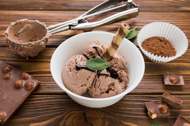 Gelato al cioccolato in una ciotola sul tavolo di legno Foto Gratuite
