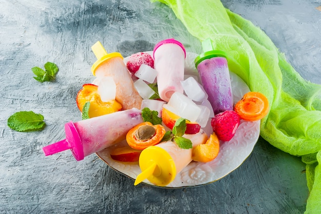 Gelato fatto in casa da bacche di stagione Foto Premium