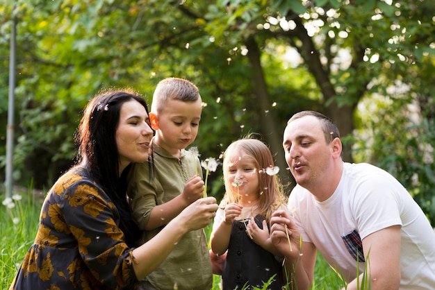 Genitori felici con i bambini in natura Foto Gratuite