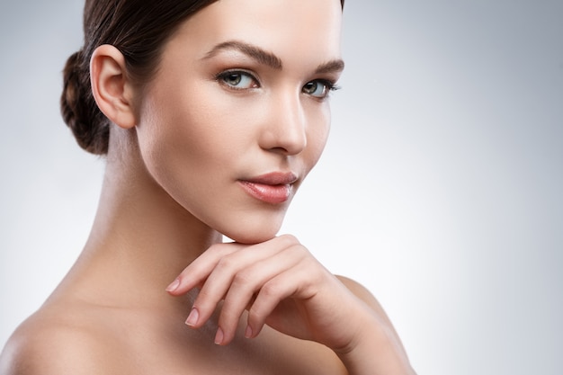 Giovane donna con un bel viso Foto Premium