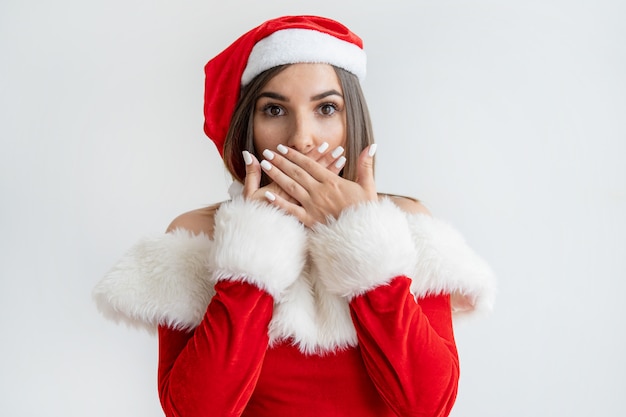 Immagini Donne Vestite Da Babbo Natale.Giovane Donna In Costume Da Babbo Natale Che Copre La Bocca A Sorpresa Foto Gratis