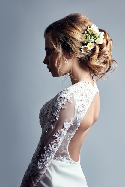 Giovane sposa in un lussuoso abito da sposa bianco Foto Premium