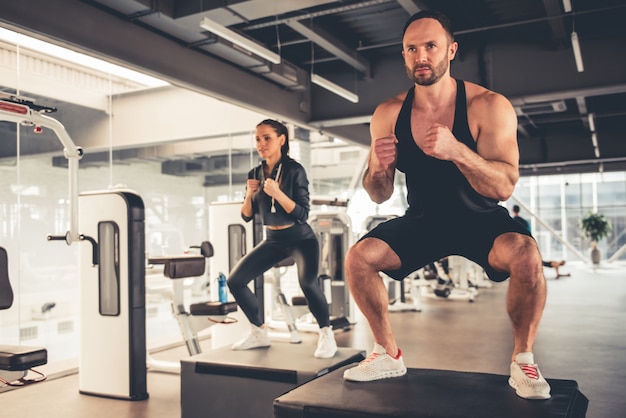 Gli sportivi stanno facendo salti di box mentre si allenano in palestra. Foto Premium