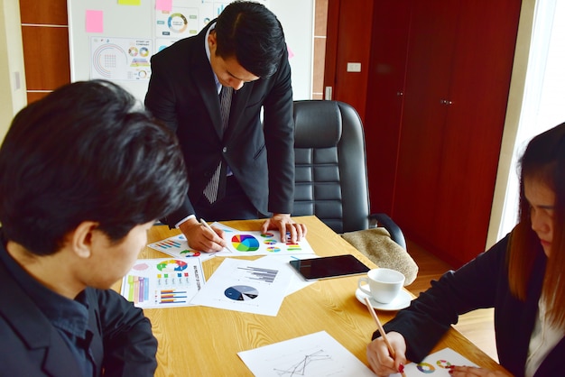Gli uomini d'affari partecipano a sessioni di brainstorming per lavorare su progetti importanti. concetto di business Foto Premium