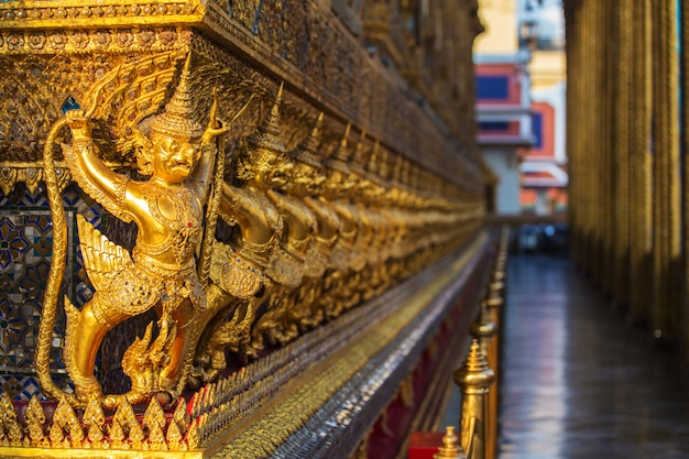 Golden garuda sta attorno alla pagoda della pagoda dorata a wat phra kaew Foto Premium