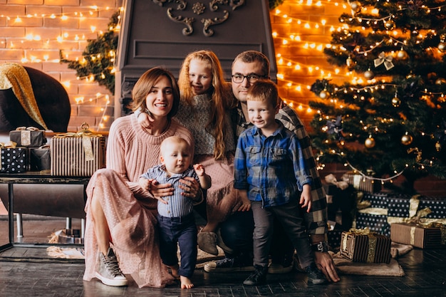 Regali Natale Famiglia.Grande Famiglia Alla Vigilia Di Natale Con Regali Di Albero Di Natale Foto Gratis